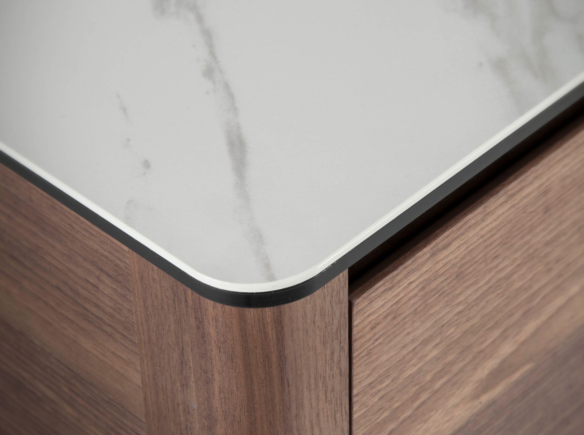 Mueble TV nogal con tapa de cristal imitación mármol Mueble TV nogal con tapa de cristal imitación mármol
