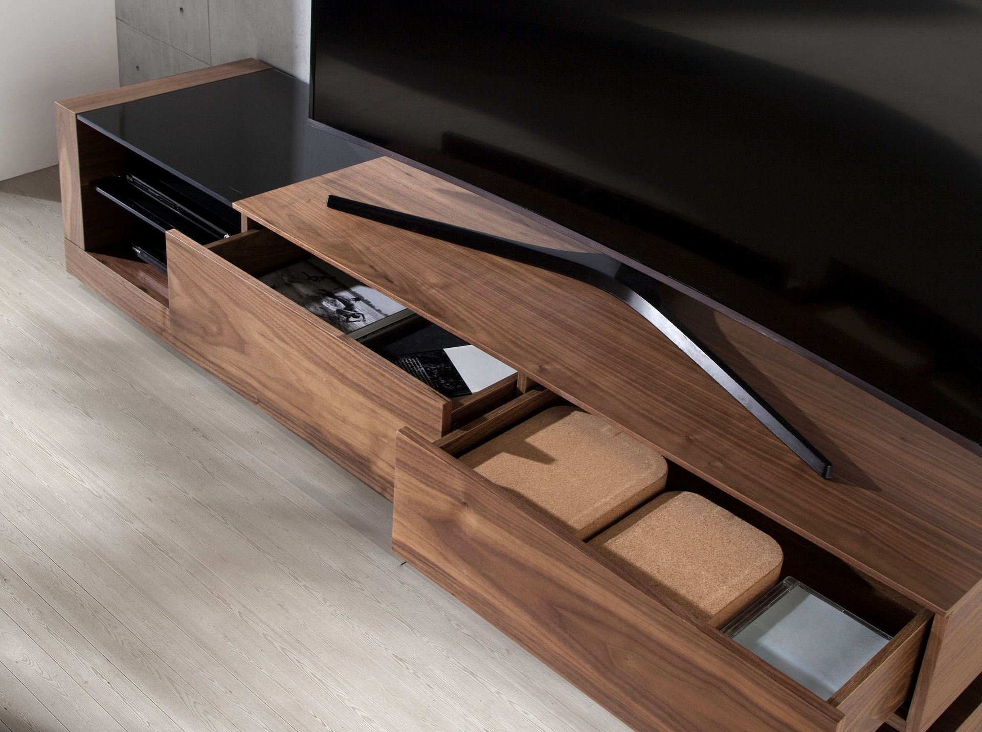 Mueble TV nogal, acero pulido y tapa de cristal negro Mueble TV nogal, acero pulido y tapa de cristal negro