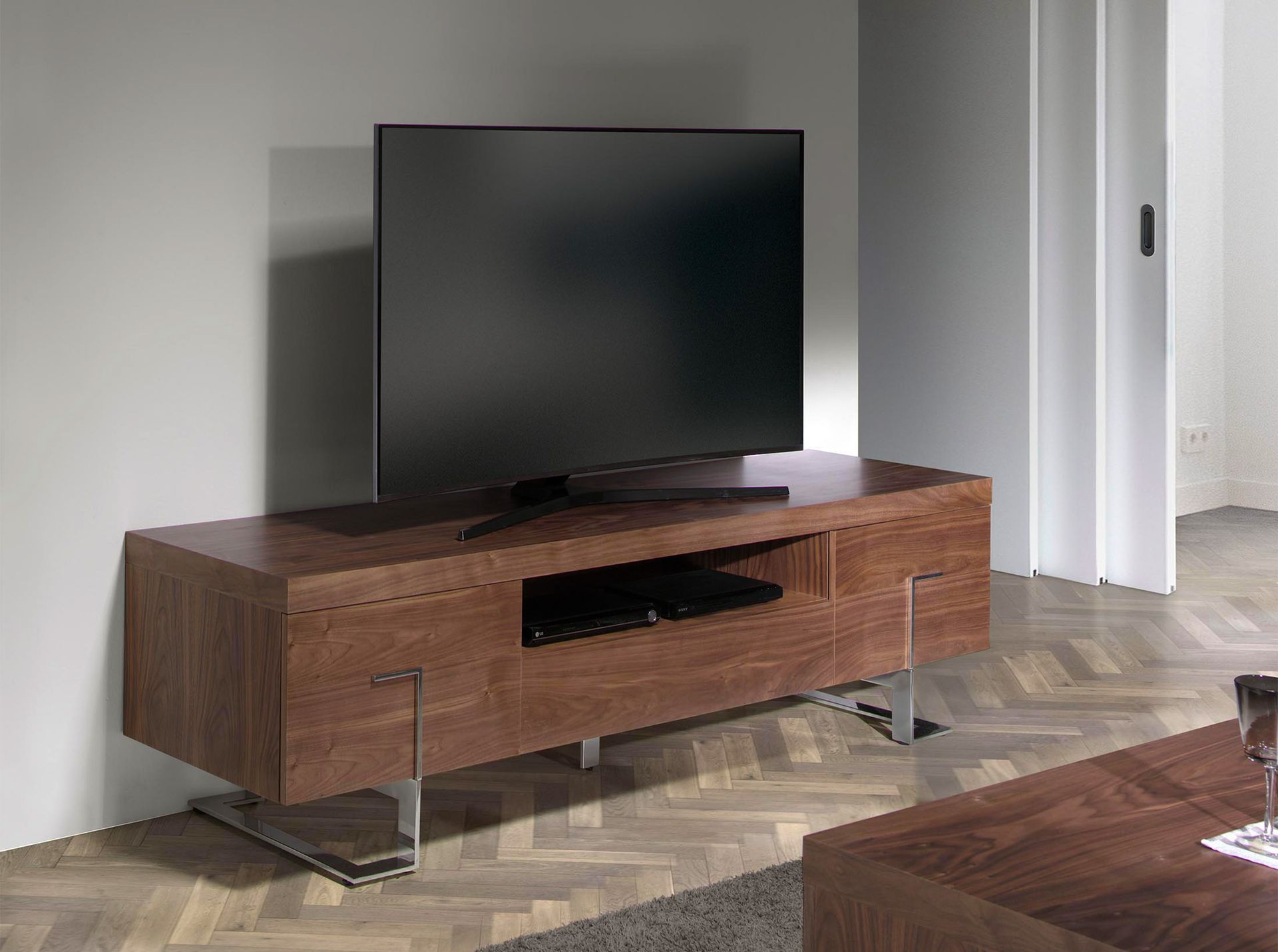 Mueble TV nogal y acero cromado Mueble TV nogal y acero cromado