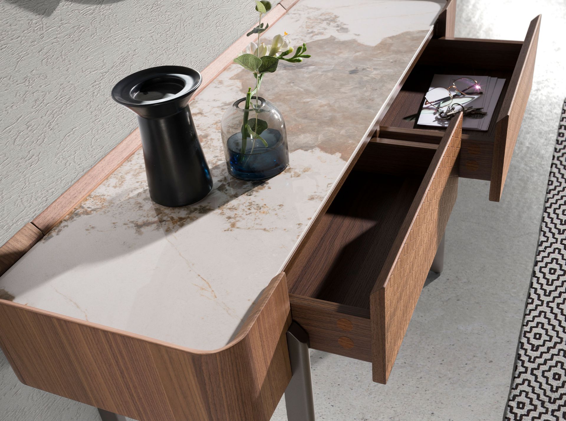 Consola rectangular mármol porcelánico, nogal y acero visón metal Consola rectangular mármol porcelánico, nogal y acero visón metal