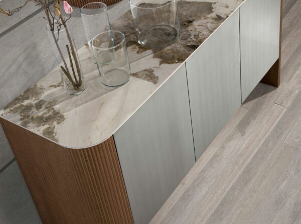 Aparador madera color plata, nogal y tapa de mármol porcelánico