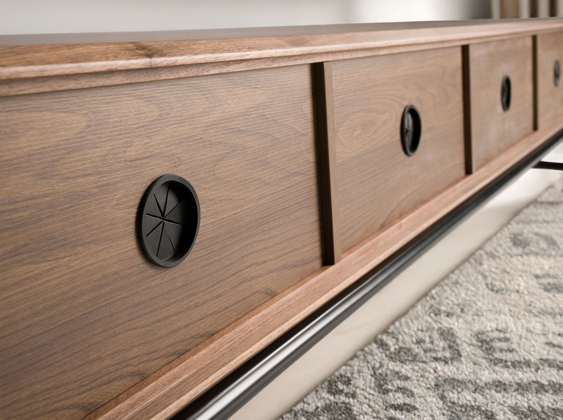 Mueble TV madera gris oscuro, acero negro y tapa de nogal Mueble TV madera gris oscuro, acero negro y tapa de nogal
