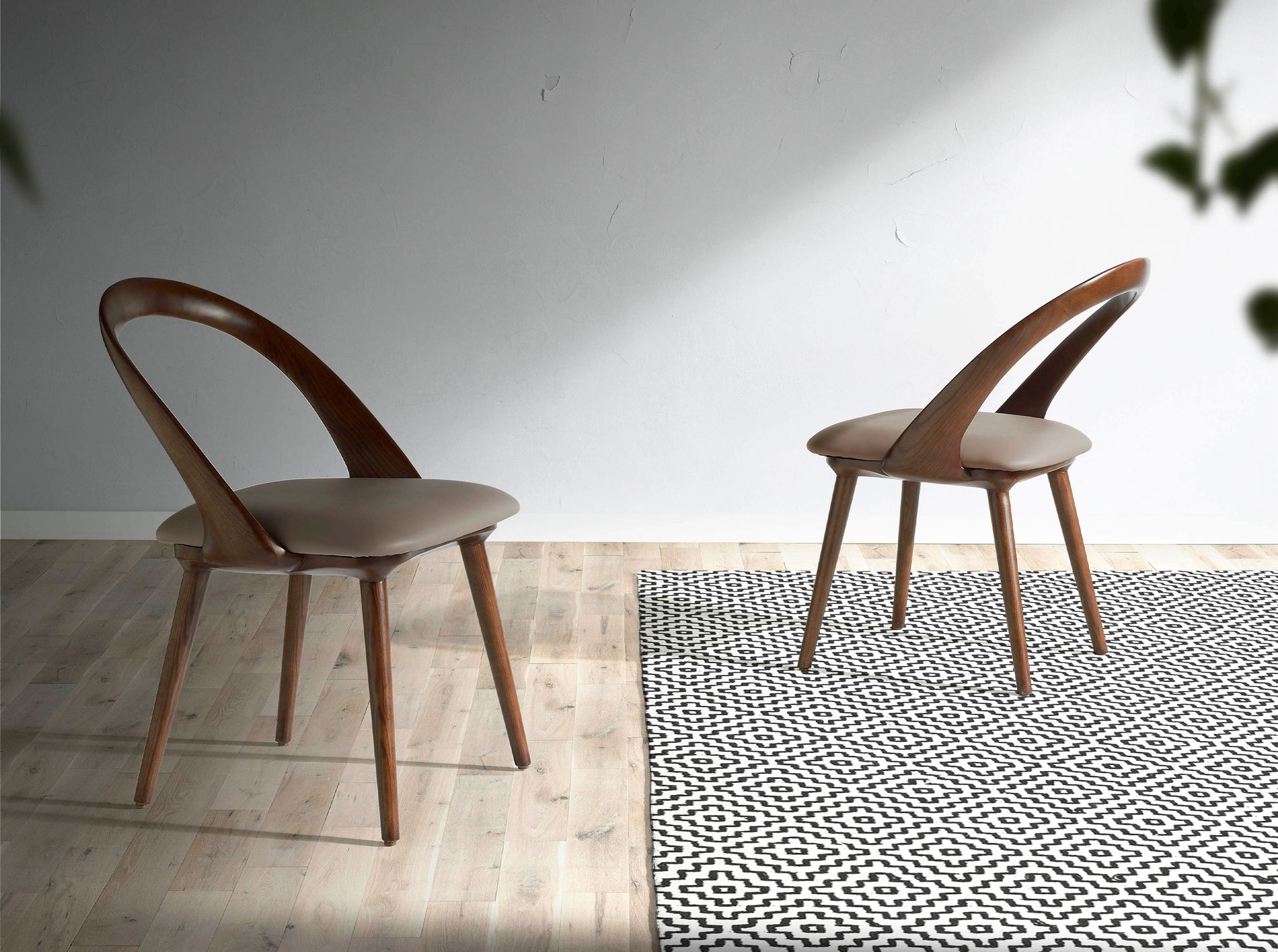 Silla nogal y polipiel visón Silla nogal y polipiel visón