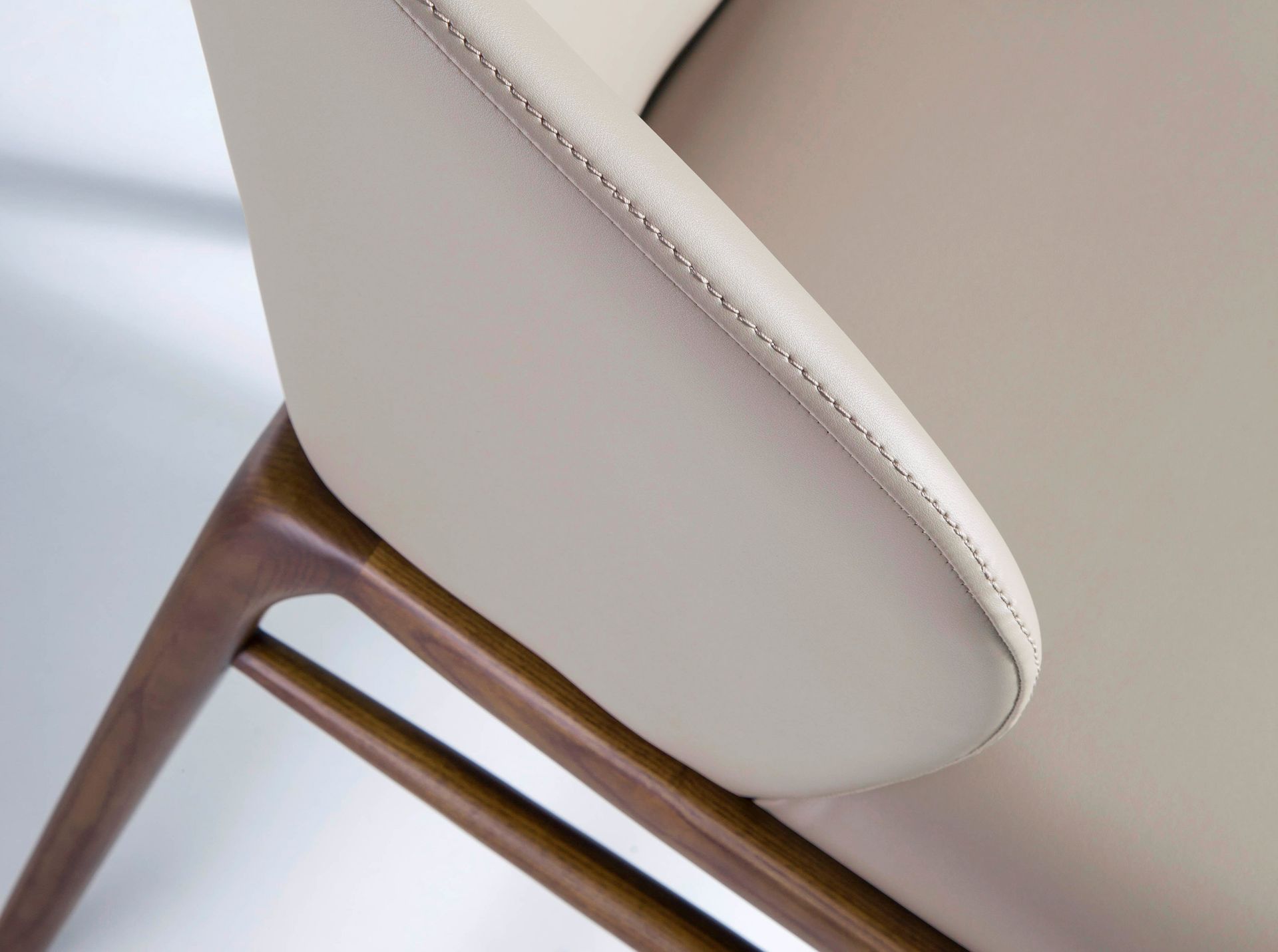 Silla polipiel visón oscuro Silla polipiel visón oscuro