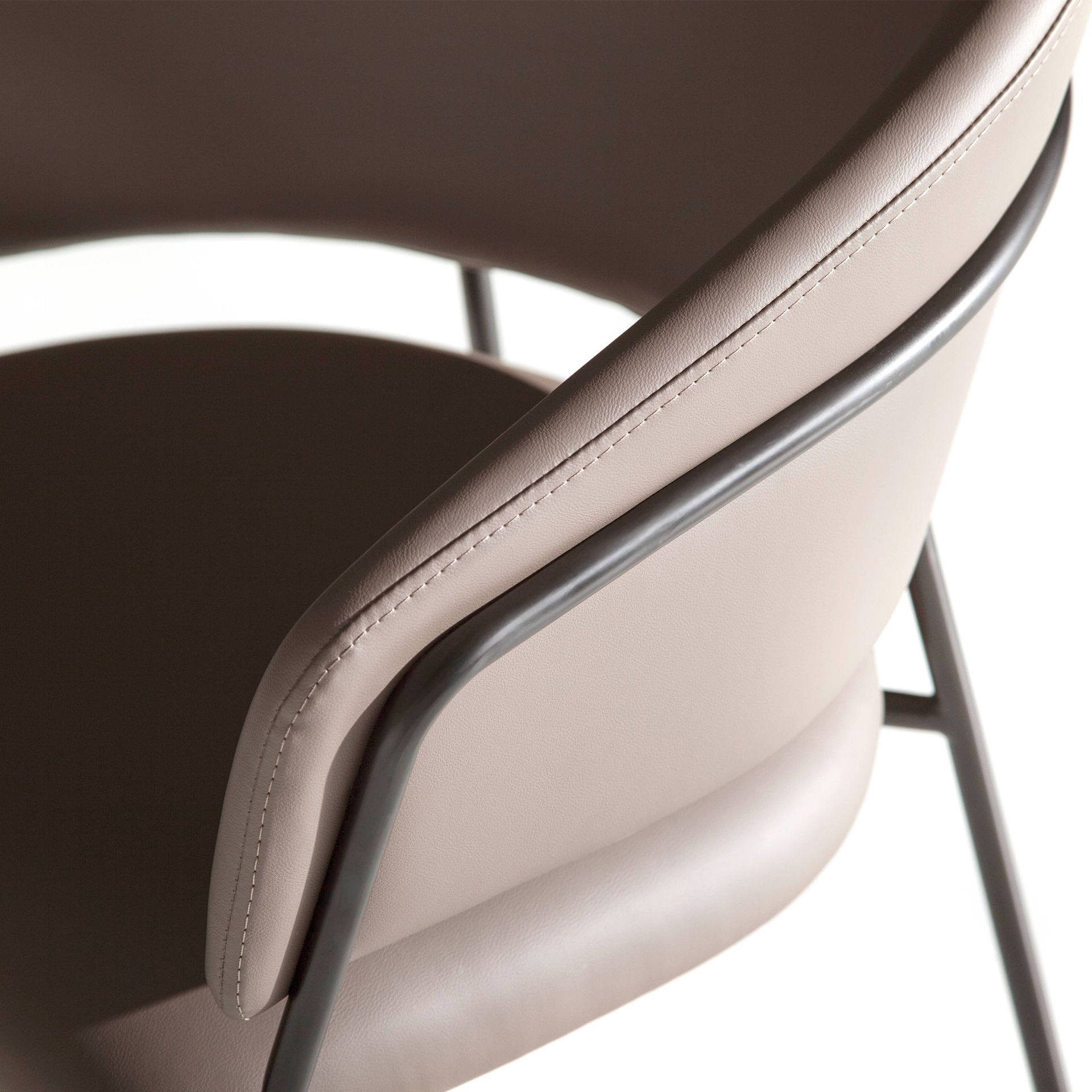 Silla polipiel visón oscuro Silla polipiel visón oscuro