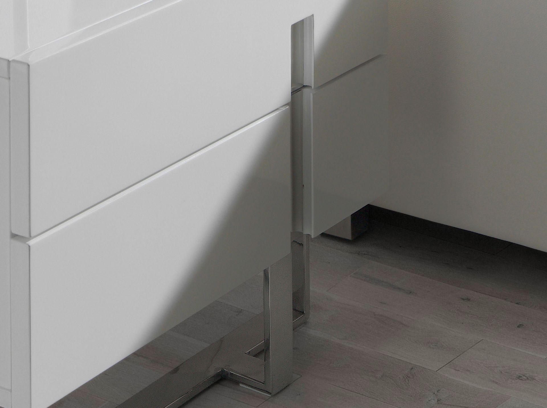 Mesita de noche madera blanco y acero cromado Mesita de noche madera blanco y acero cromado