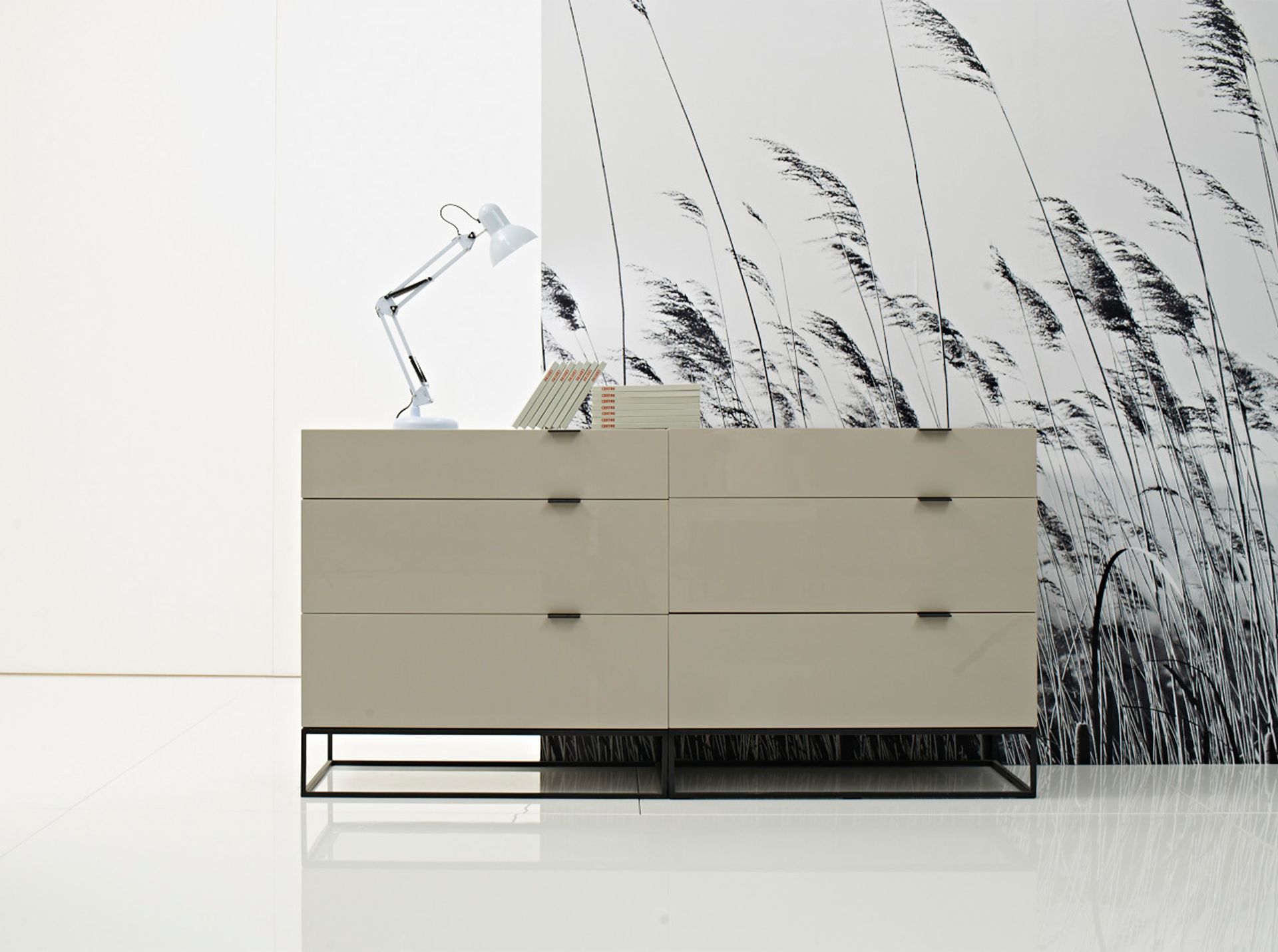 Cómoda madera gris y acero negro Cómoda madera gris y acero negro
