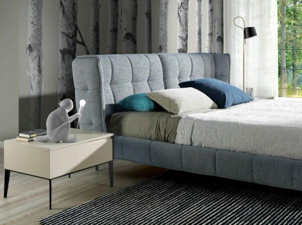 Cama capitoné tela color azul y blanco