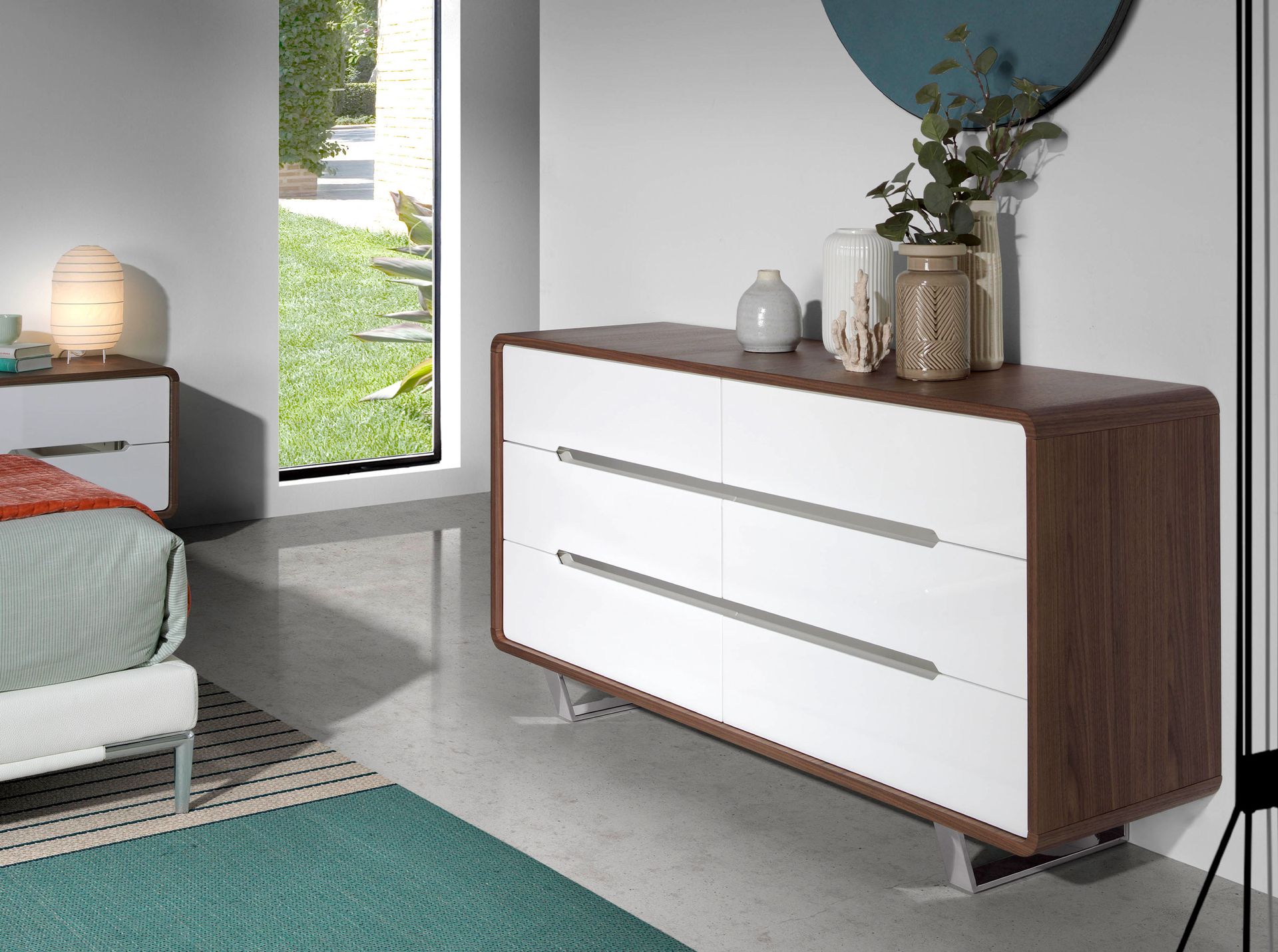 Cómoda madera blanco, nogal y acero cromado Cómoda madera blanco, nogal y acero cromado