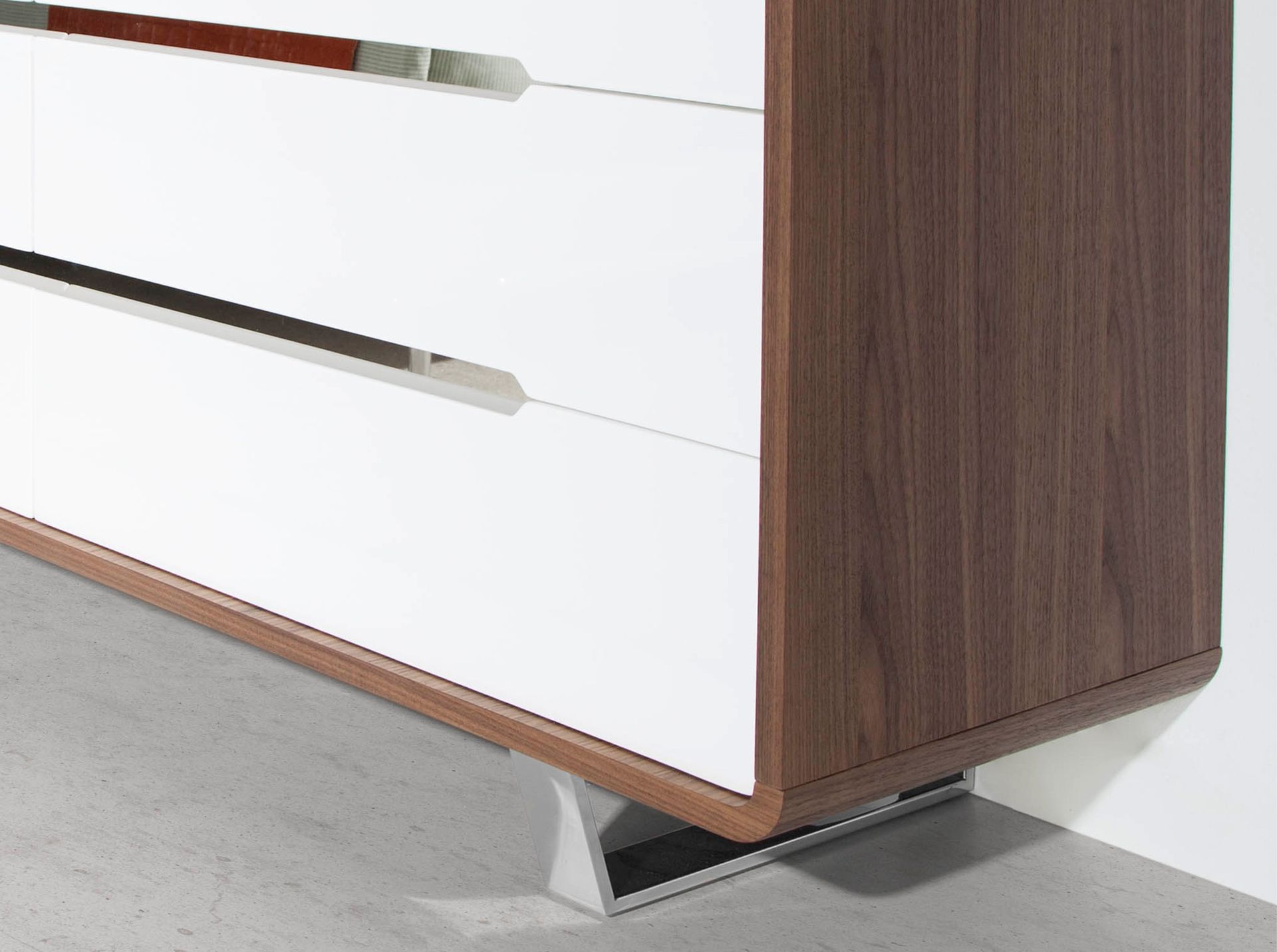 Cómoda madera blanco, nogal y acero cromado Cómoda madera blanco, nogal y acero cromado