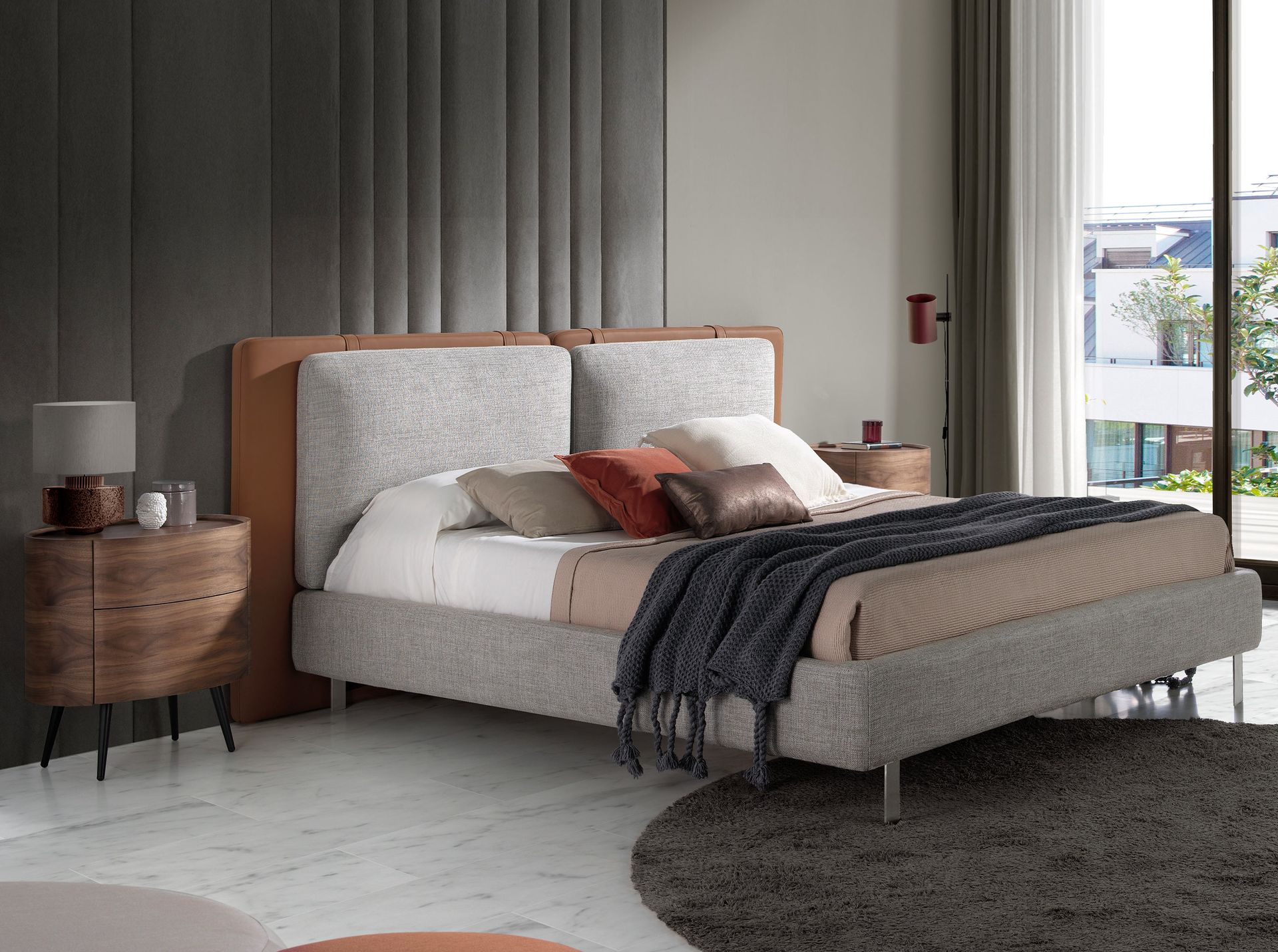 Cama polipiel color marrón y tela color gris Cama polipiel color marrón y tela color gris