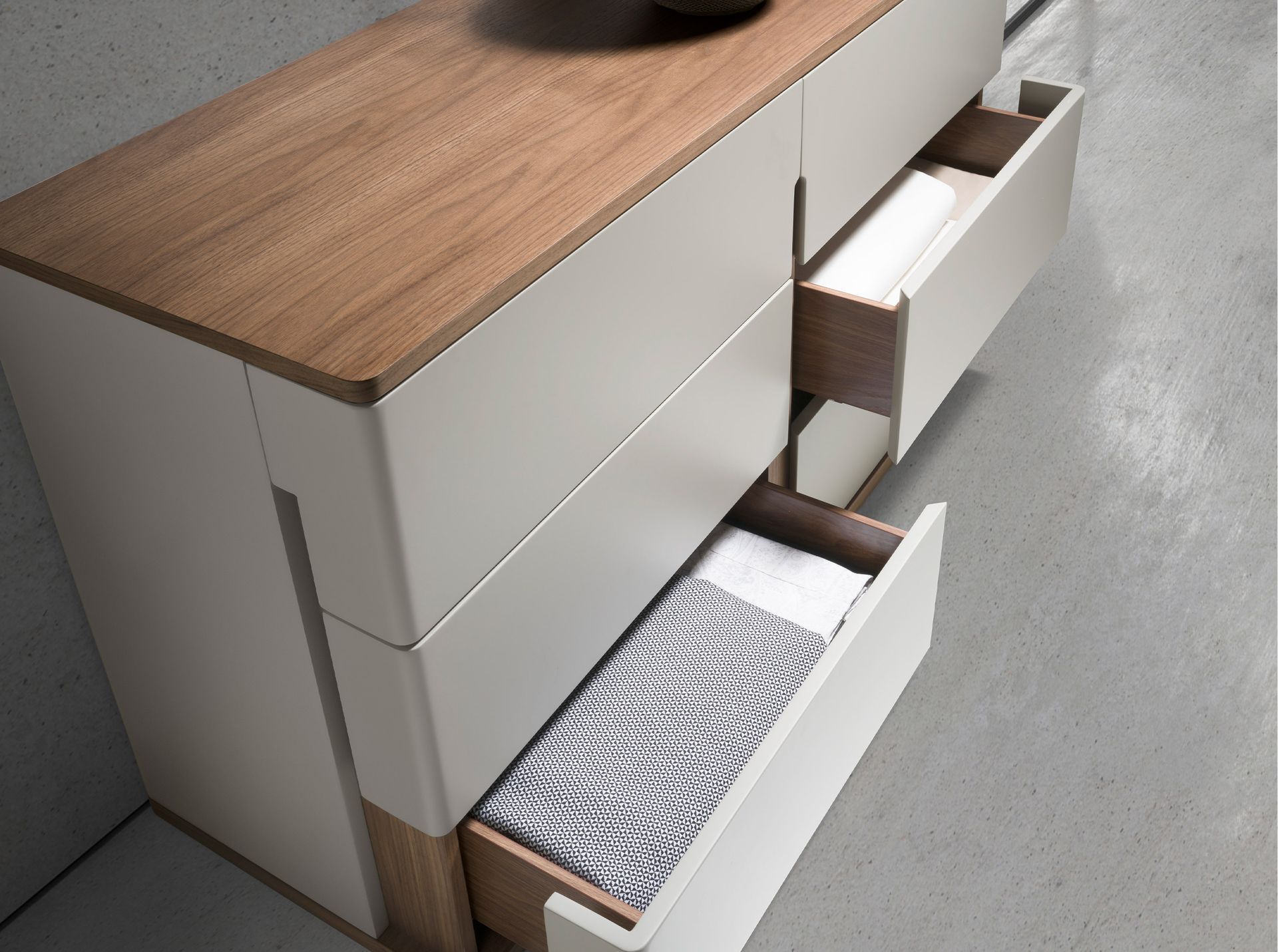 Cómoda madera gris y nogal Cómoda madera gris y nogal