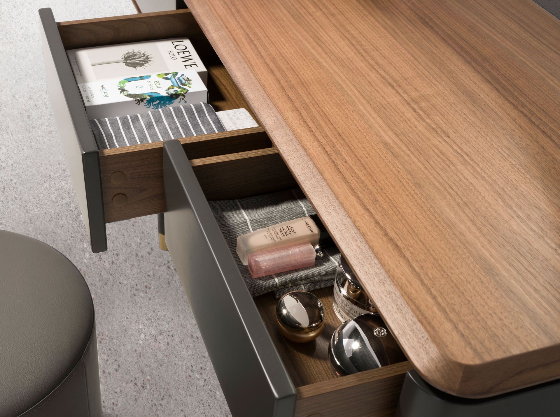 Consola rectangular nogal, madera gris oscuro y acero negro Consola rectangular nogal, madera gris oscuro y acero negro