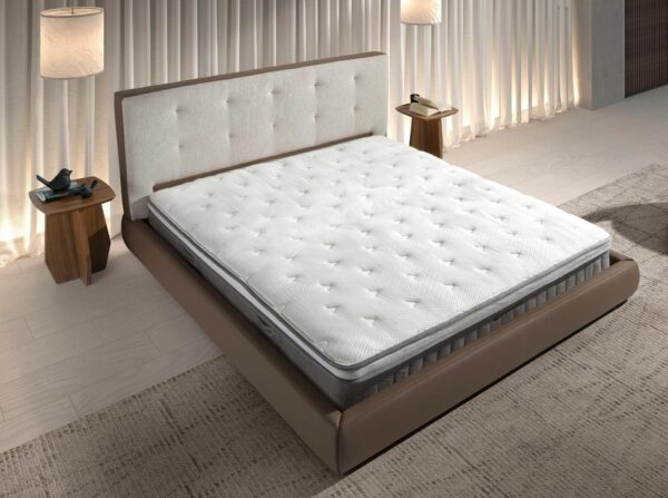 Cama capitoné tela color blanco roto y polipiel marrón