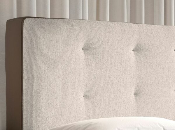 Cama capitoné tela color blanco roto y polipiel marrón