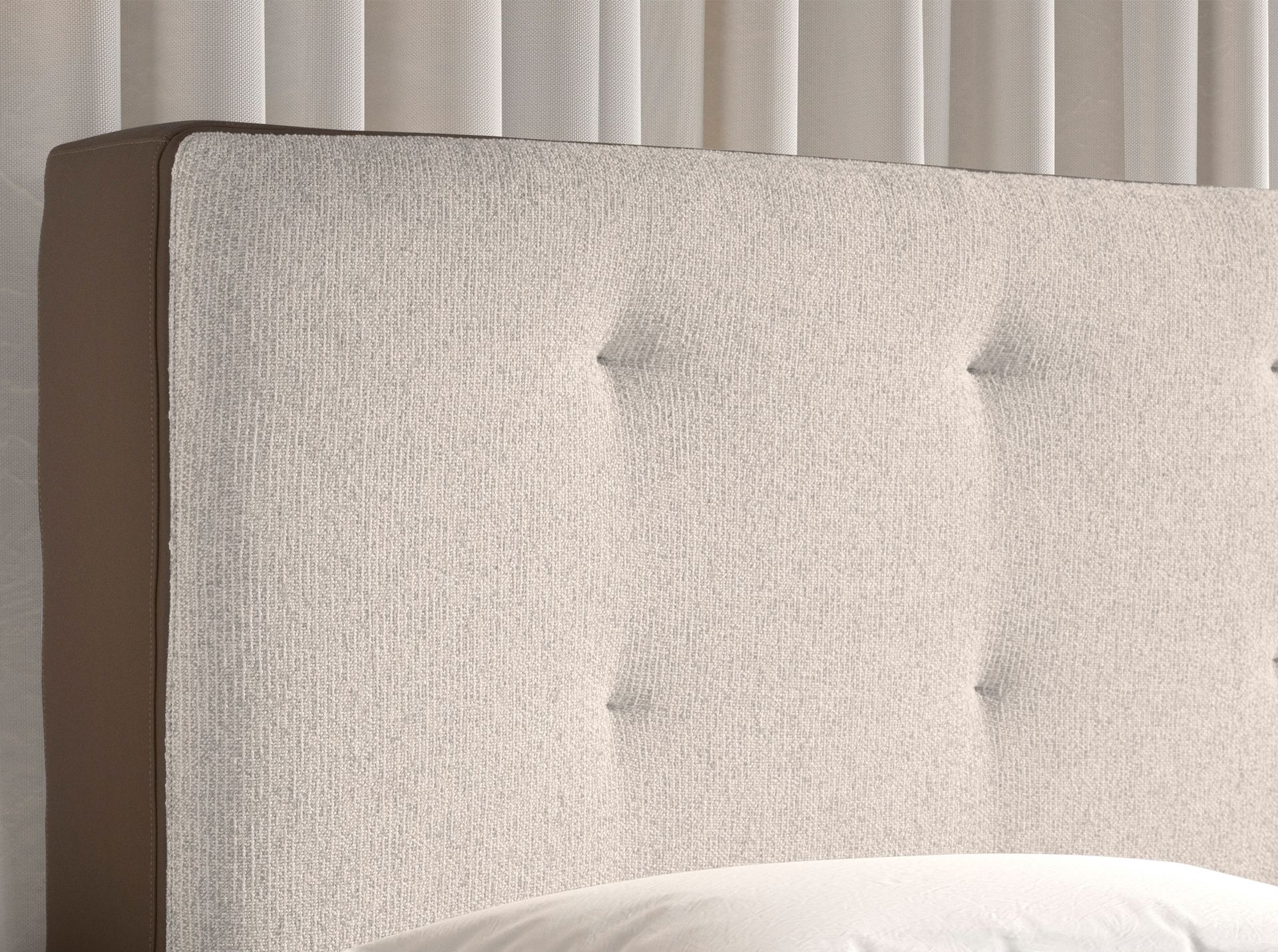 Cama capitoné tela color blanco roto y polipiel marrón Cama capitoné tela color blanco roto y polipiel marrón