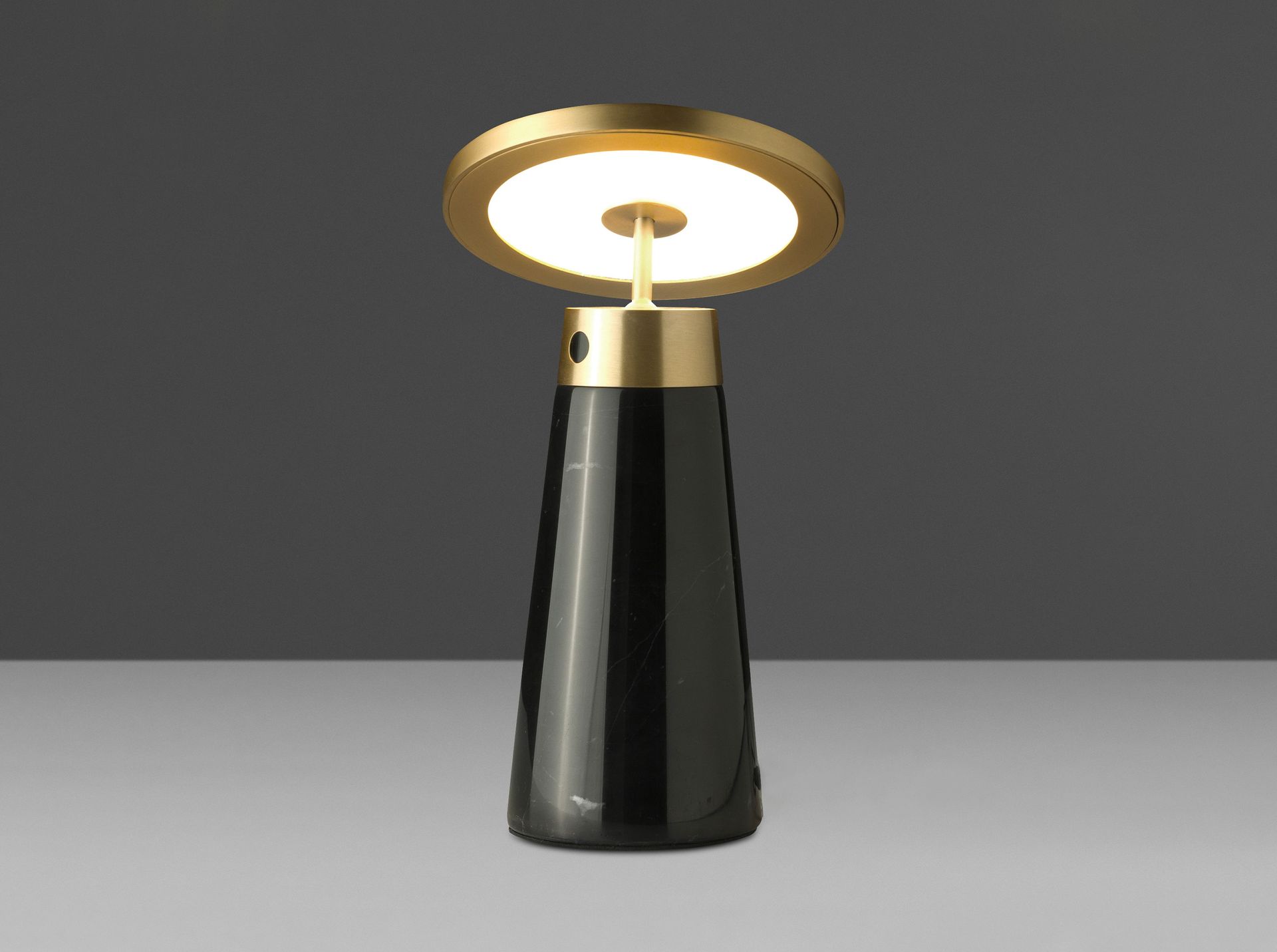 Lámpara de sobremesa mármol negro y acero dorado Lámpara de sobremesa mármol negro y acero dorado