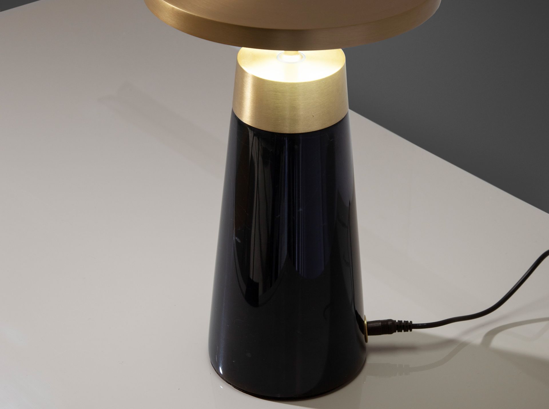 Lámpara de sobremesa mármol negro y acero dorado Lámpara de sobremesa mármol negro y acero dorado