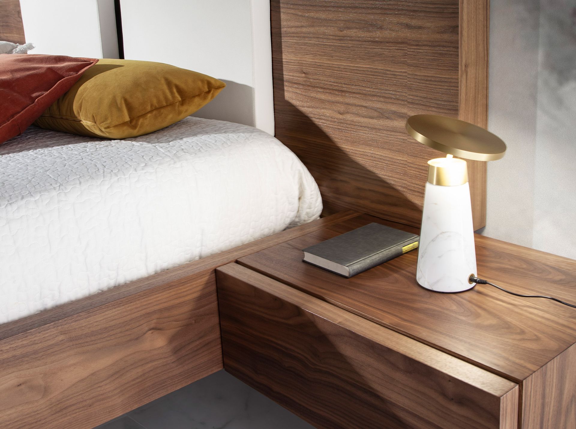 Lámpara de sobremesa mármol blanco y acero dorado Lámpara de sobremesa mármol blanco y acero dorado