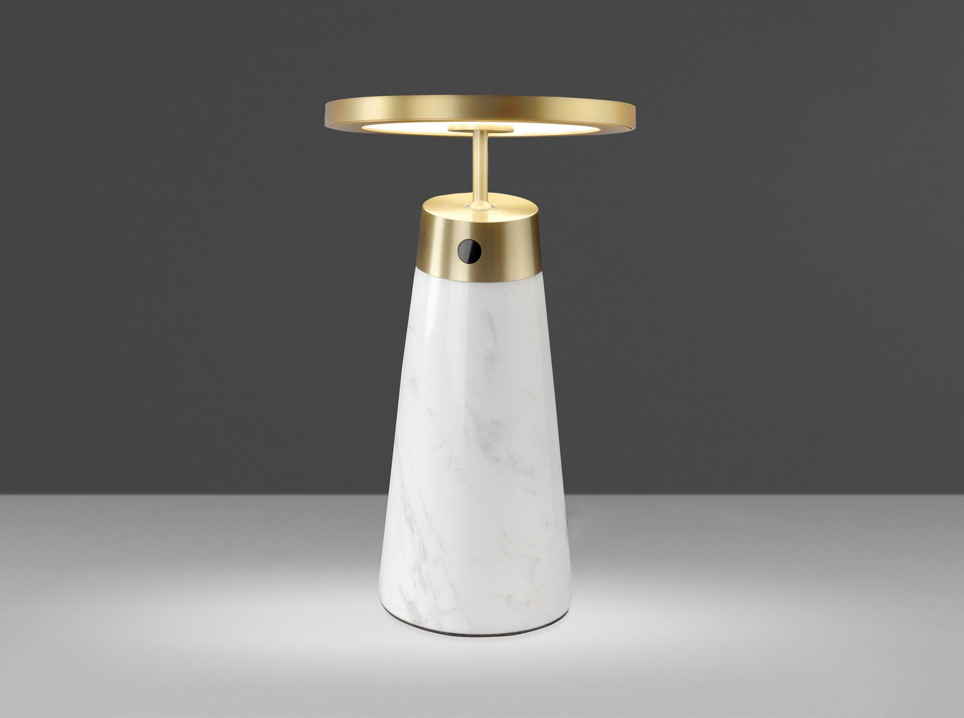 Lámpara de sobremesa mármol blanco y acero dorado Lámpara de sobremesa mármol blanco y acero dorado