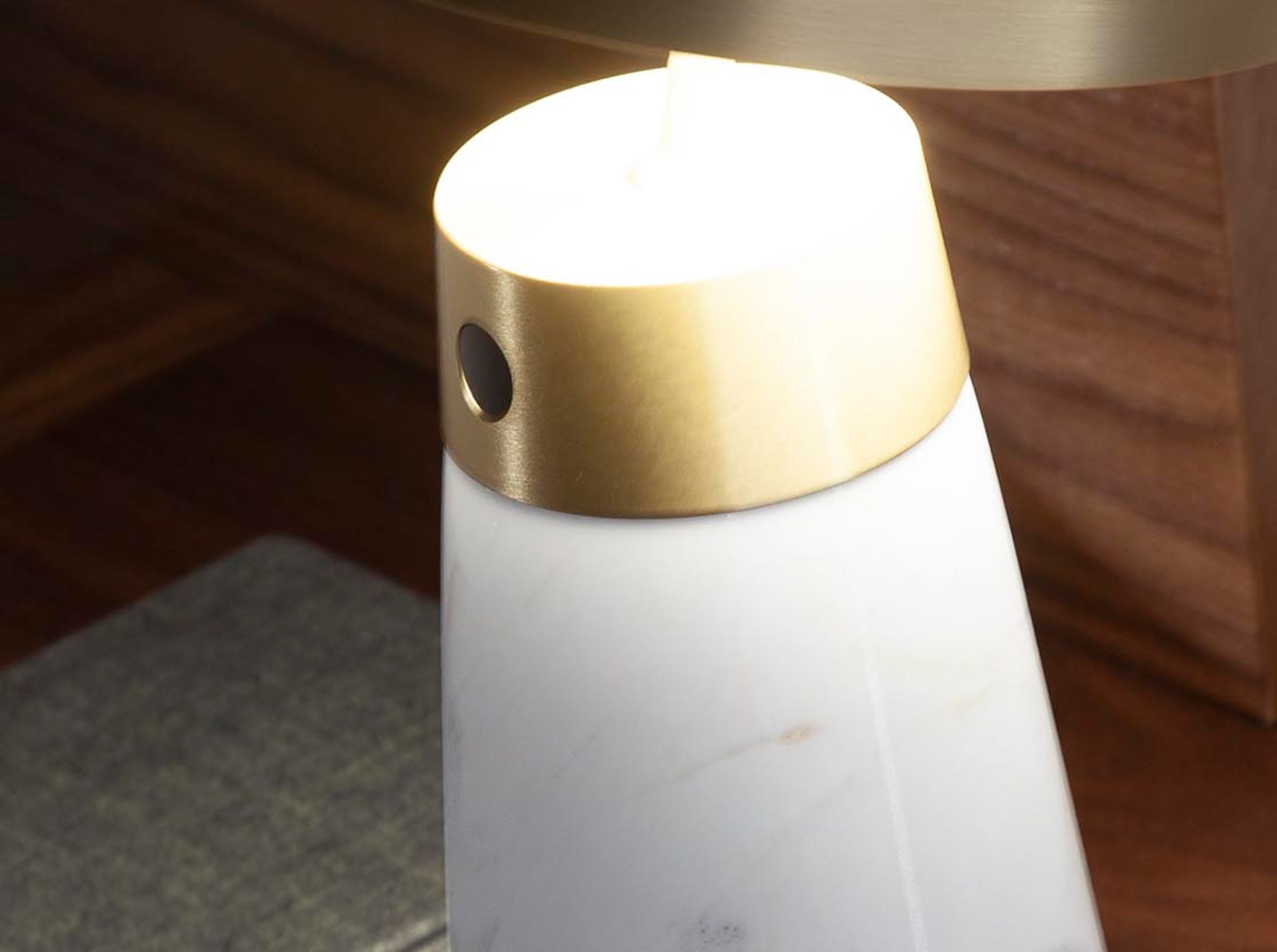 Lámpara de sobremesa mármol blanco y acero dorado Lámpara de sobremesa mármol blanco y acero dorado