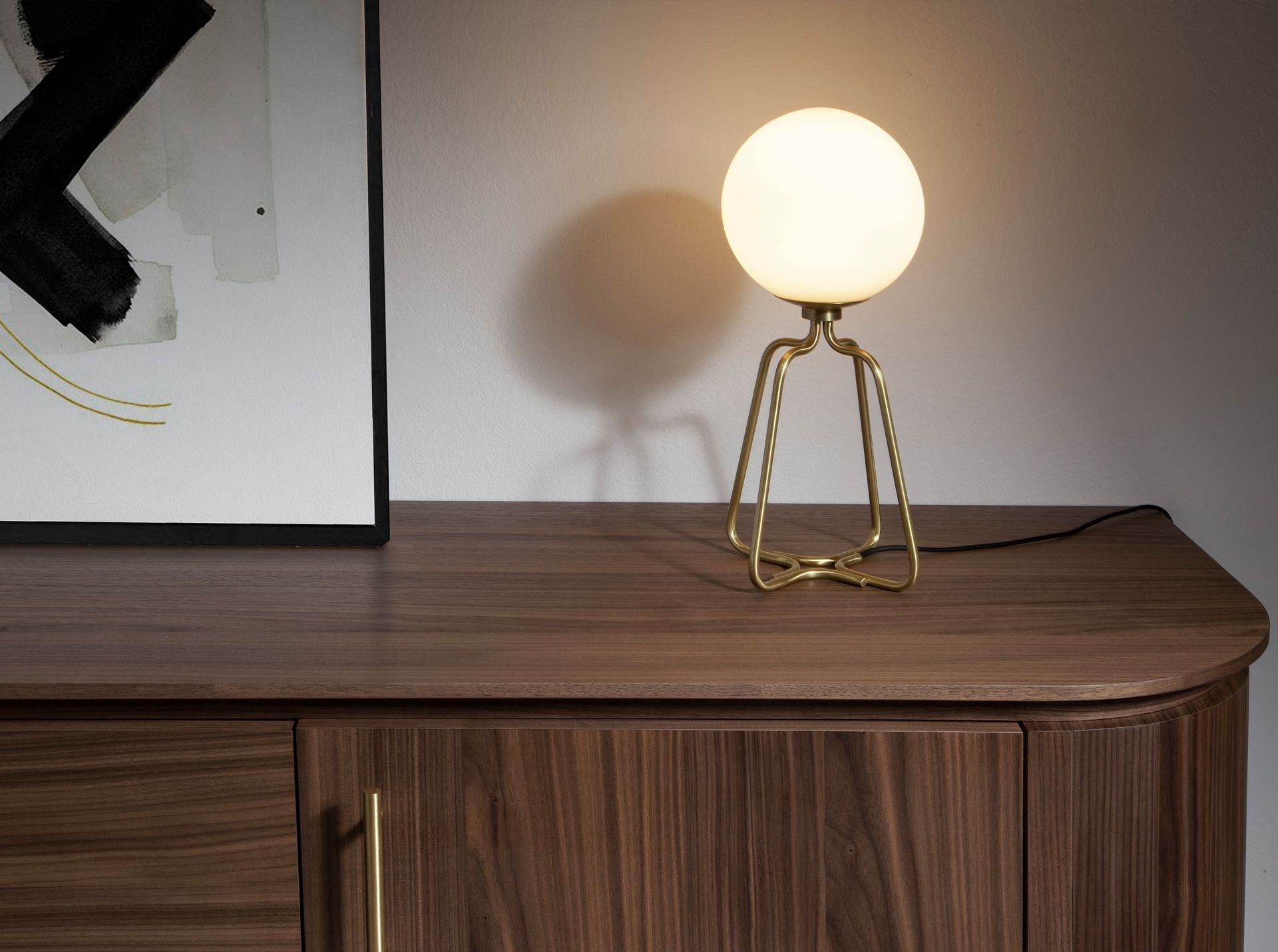 Lámpara de sobremesa acero dorado y cristal blanco Lámpara de sobremesa acero dorado y cristal blanco