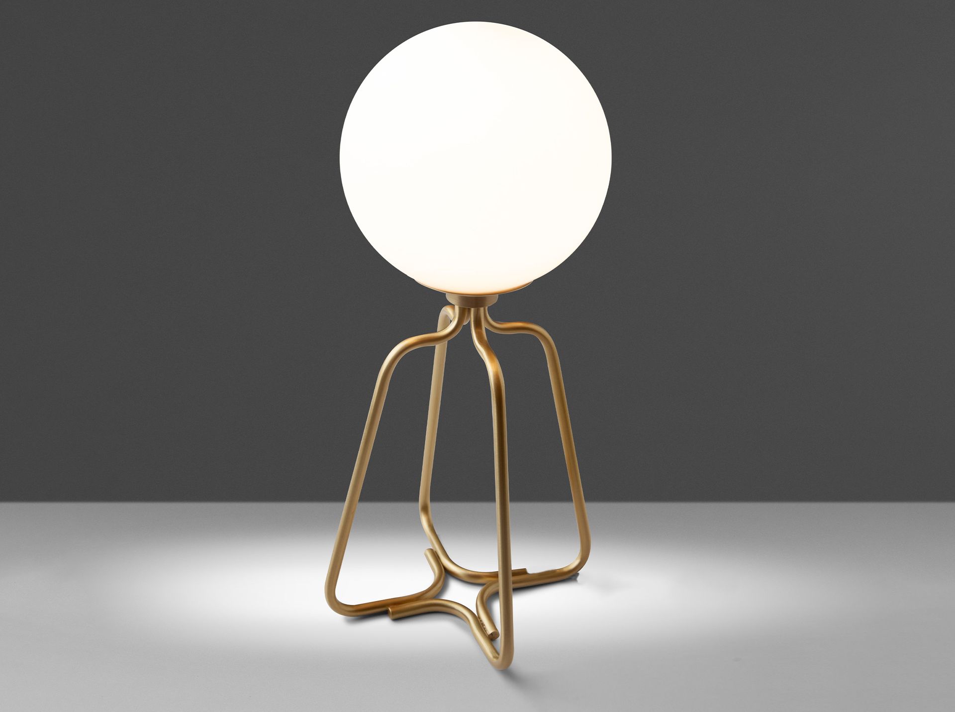 Lámpara de sobremesa acero dorado y cristal blanco Lámpara de sobremesa acero dorado y cristal blanco