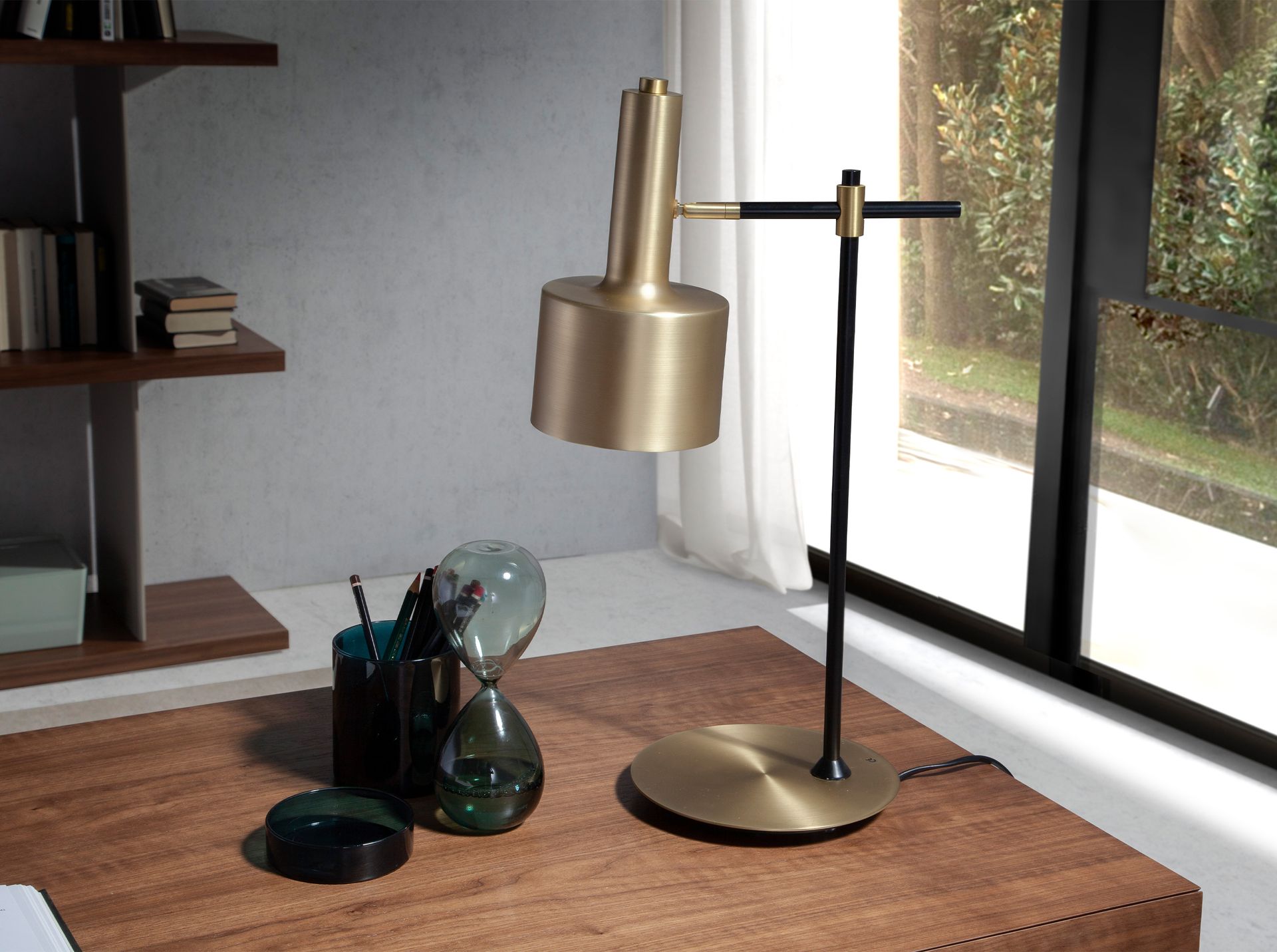 Lámpara de sobremesa aluminio dorado y acero negro Lámpara de sobremesa aluminio dorado y acero negro