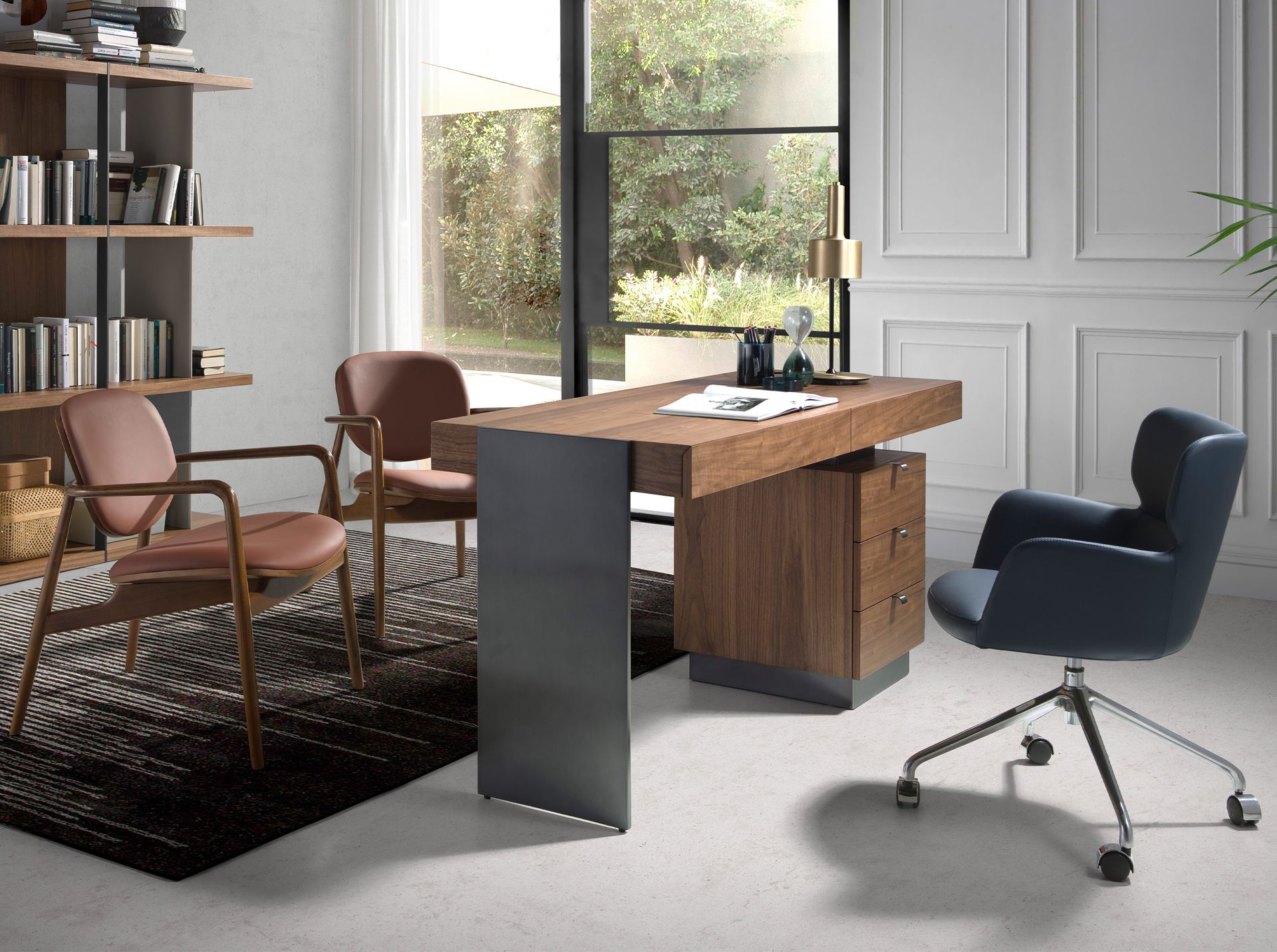 Lámpara de sobremesa aluminio dorado y acero negro Lámpara de sobremesa aluminio dorado y acero negro