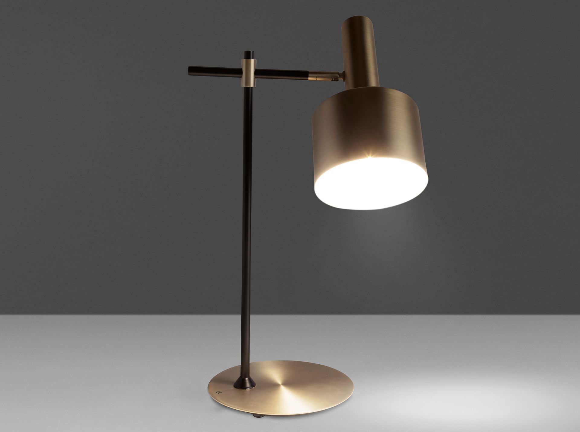 Lámpara de sobremesa aluminio dorado y acero negro Lámpara de sobremesa aluminio dorado y acero negro