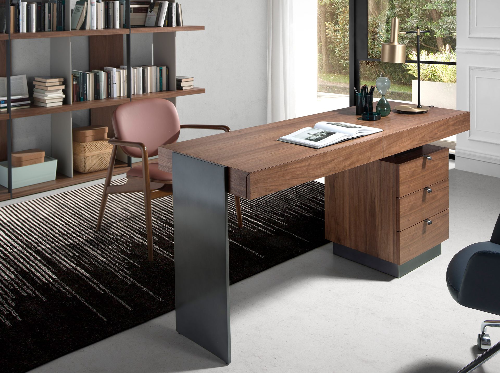 Lámpara de sobremesa aluminio dorado y acero negro Lámpara de sobremesa aluminio dorado y acero negro