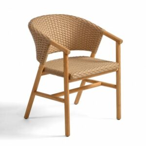 Silla de teca color natural con respaldo y asiento de resina