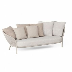 Sofá trenzado en blanco grisáceo.