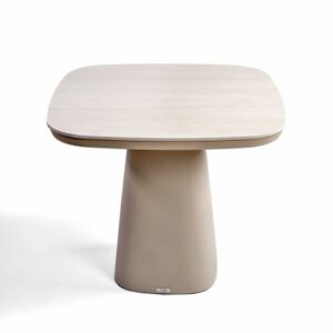 Mesa de comedor cuadrada con sobre de cerámica y pata arena