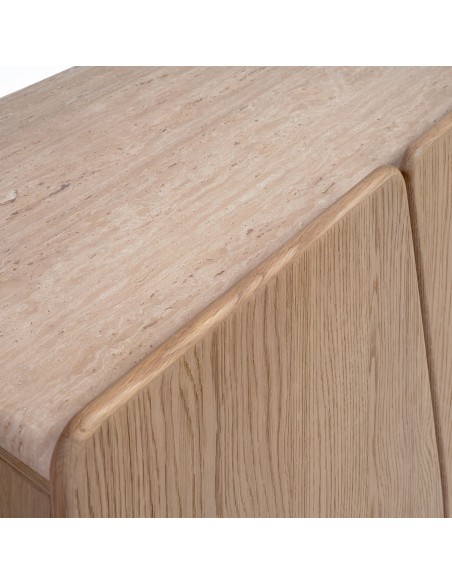 Aparador de roble claro con sobre de piedra y puertas irregulares Aparador de roble claro con sobre de piedra y puertas irregulares