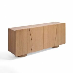 Aparador de roble claro con sobre de piedra y puertas irregulares