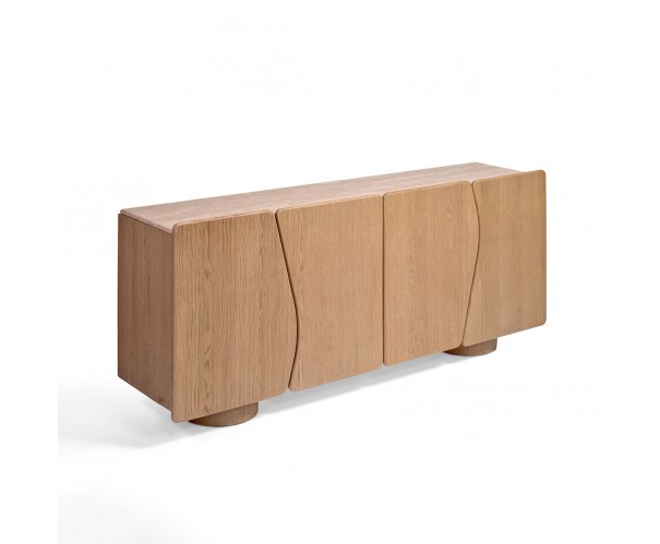 Aparador de roble claro con sobre de piedra y puertas irregulares Aparador de roble claro con sobre de piedra y puertas irregulares