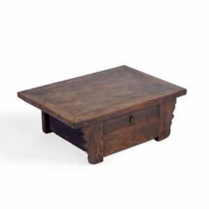Mesita de centro antigua con cajón