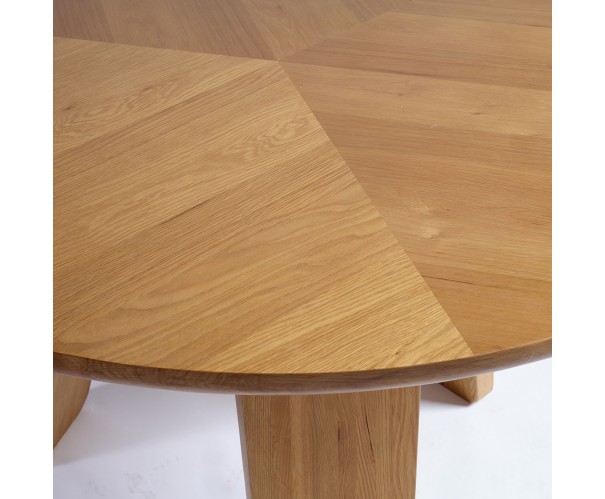 Mesa de comedor redonda acabada en roble claro con 3 patas Mesa de comedor redonda acabada en roble claro con 3 patas