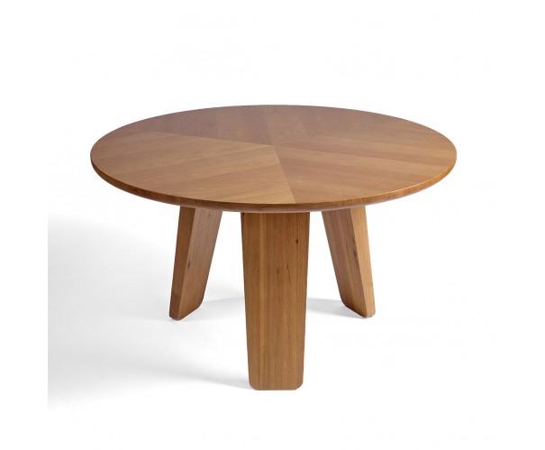 Mesa de comedor redonda acabada en roble claro con 3 patas Mesa de comedor redonda acabada en roble claro con 3 patas