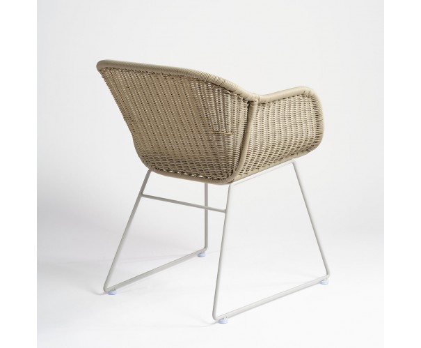 Sillón de ratán sintético color tiza pata blanco piedra Sillón de ratán sintético color tiza pata blanco piedra