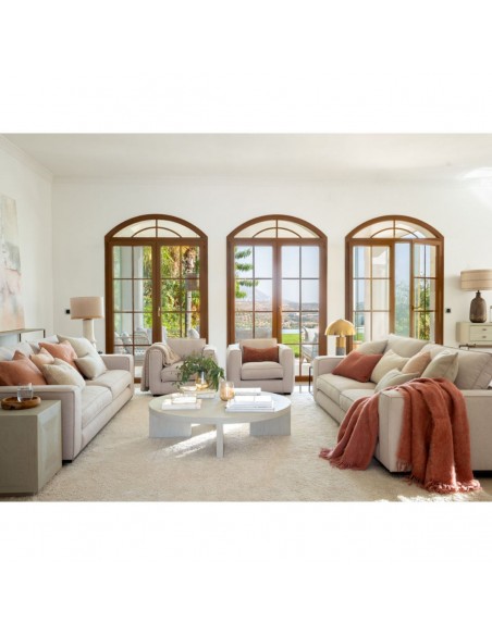 Mesa redonda de madera de roble en blanco grisáceo. Mesa redonda de madera de roble en blanco grisáceo.