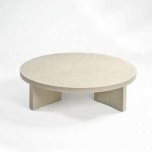 Mesa redonda de madera de roble en blanco grisáceo. Mesa redonda de madera de roble en blanco grisáceo.