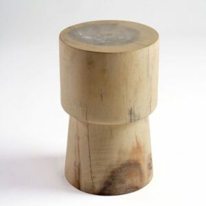 Mesa auxiliar de madera.