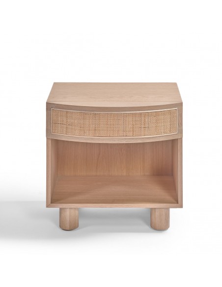 Mesita de noche en roble claro y ratán con cajón. Mesita de noche en roble claro y ratán con cajón.