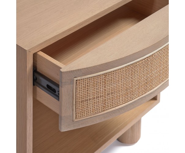 Mesita de noche en roble claro y ratán con cajón. Mesita de noche en roble claro y ratán con cajón.