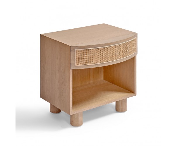 Mesita de noche en roble claro y ratán con cajón. Mesita de noche en roble claro y ratán con cajón.