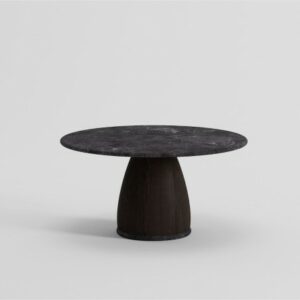 Mesa de comedor de piedra y fresno oscuro.