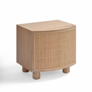 Mesita de noche en roble claro y ratán con puerta curva.