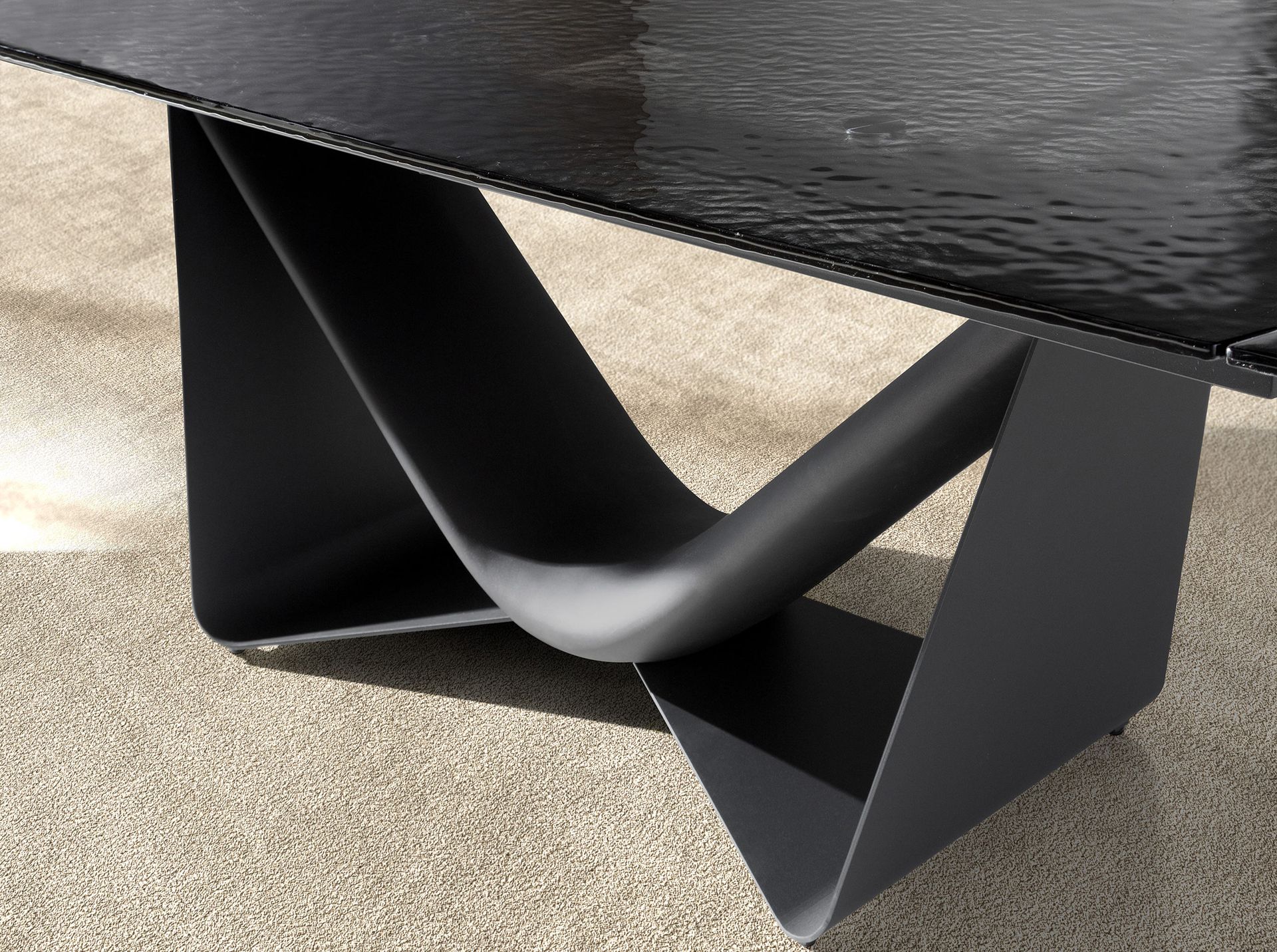Mesa comedor extensible ovalada barril cristal negro, acero y fibra vidrio gris oscuro metal Mesa comedor extensible ovalada barril cristal negro, acero y fibra vidrio gris oscuro metal - Imagen 7
